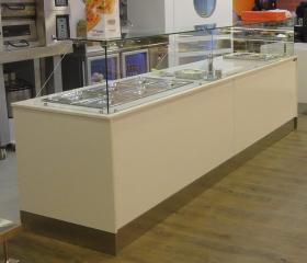 Buffet com decorações silestone e lacados