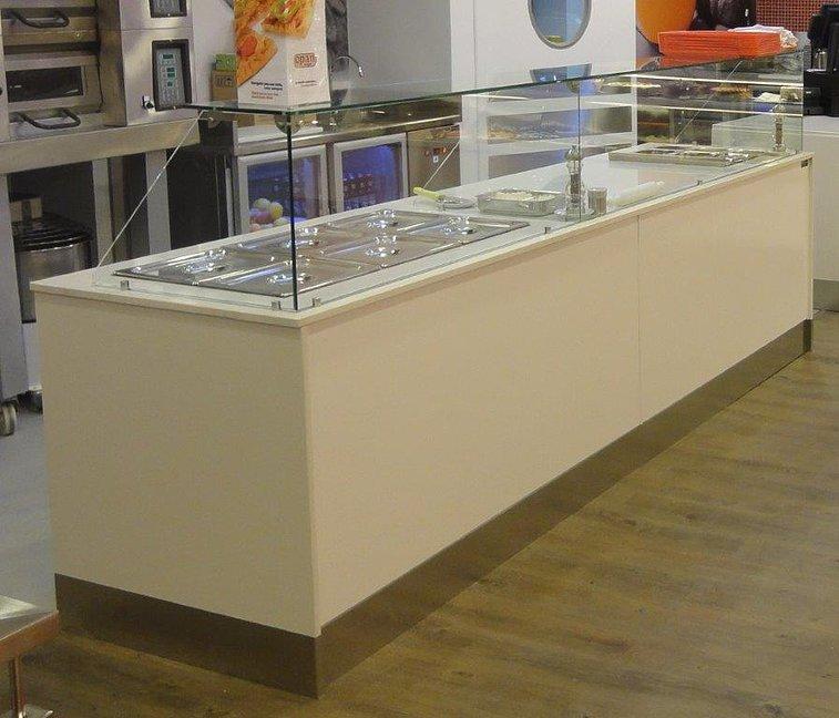 Buffet com decorações silestone e lacados